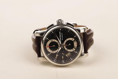 Montblanc-Star-Chronograph mit schwarzem Zifferblatt an einem braunen Lederarmband