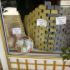 Eine kleine Keramikfigur in einer Vitrine