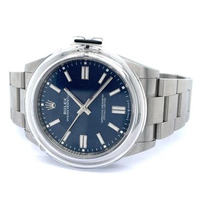 Rolex Oyster Perpetual mit blauem Zifferblatt an einem Stahlband